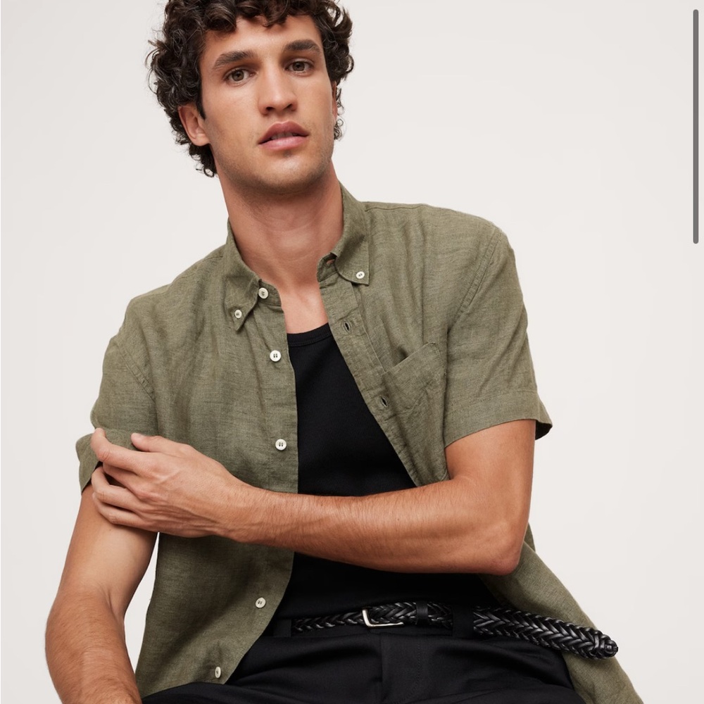 Banana Republic Men's Standard Fit Linen Short Sleeve Shirt in Olive Green